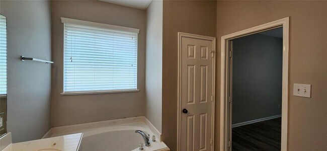 Building Photo - 21747 Sierra Long Dr