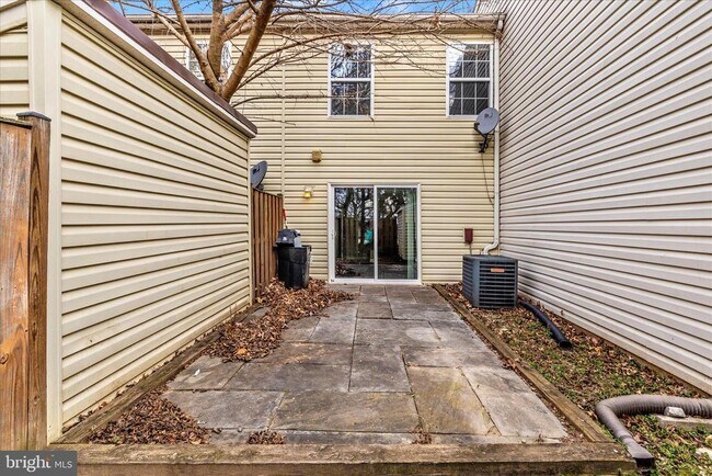 Building Photo - 584 Cotswold Ct