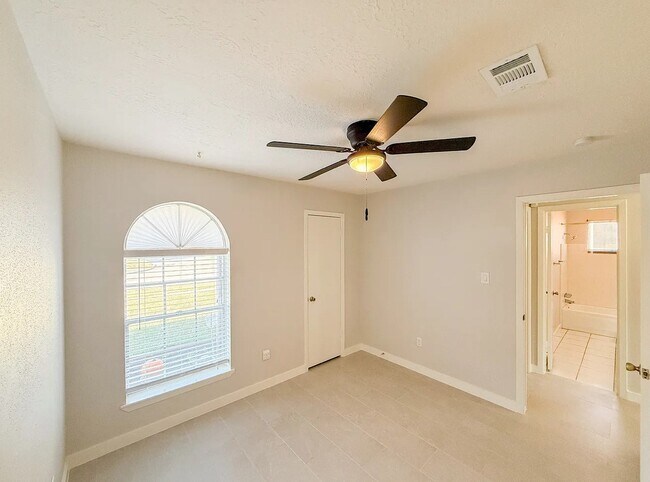Building Photo - 5850 Fallengate Dr