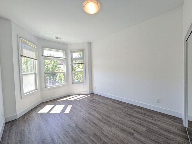 Building Photo - 1048_DIVIS