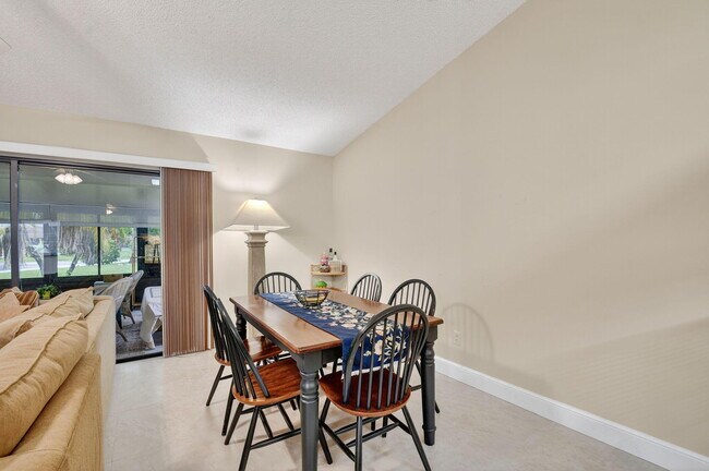 Building Photo - 15 Farnworth Dr