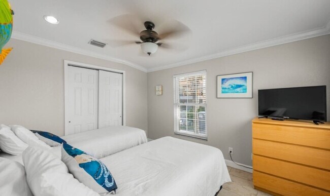 Building Photo - 100 7th St S