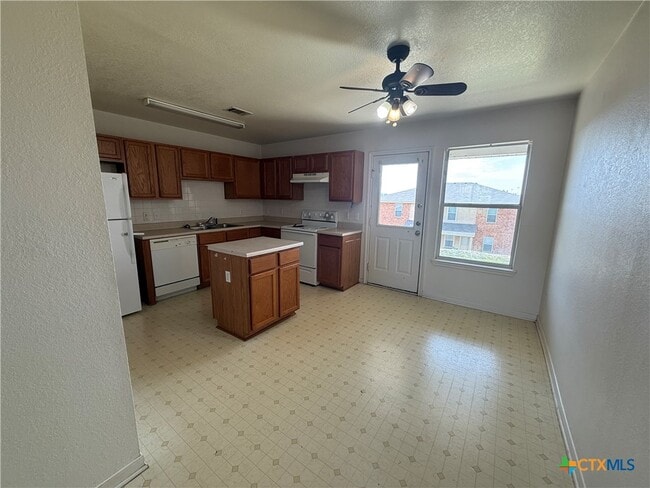 Building Photo - 705 S Amy Ln