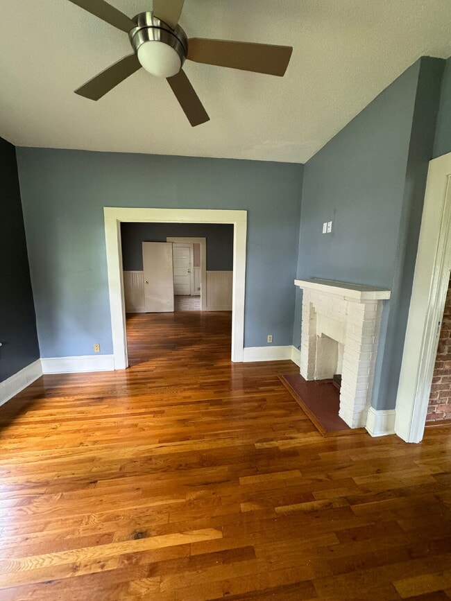 Building Photo - Gorgeous 2 Bedroom 1 Bathroom Single Family Home Located in the Heart of Midtown! Includes Hardwo...