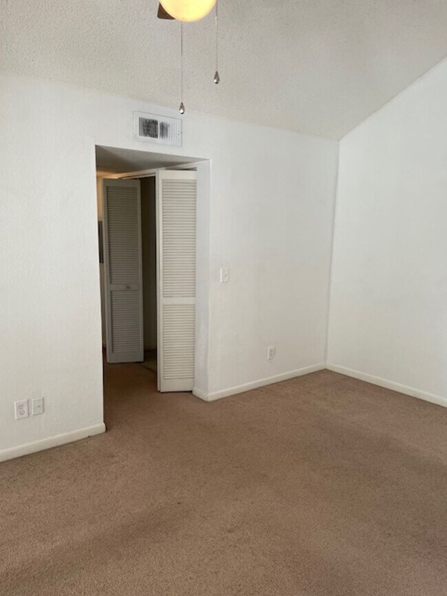 Building Photo - Lexington Place - 1134