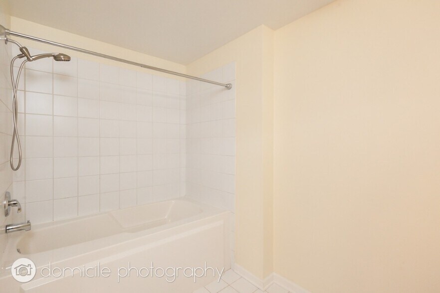 Building Photo - 2317 W Wolfram St