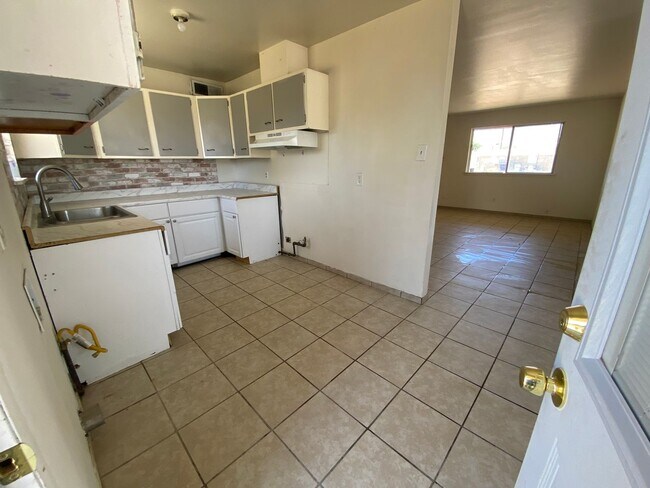 Building Photo - 3 Bed 2 Bath Home Available Today