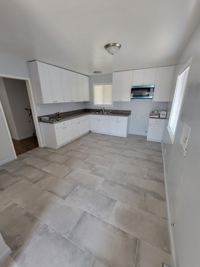 Primary Photo - Large 3 bedroom 1 bath house for rent.