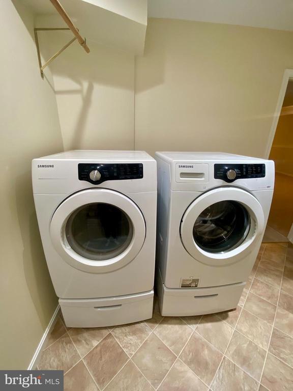 Building Photo - 9504 S Royal Crest Ct