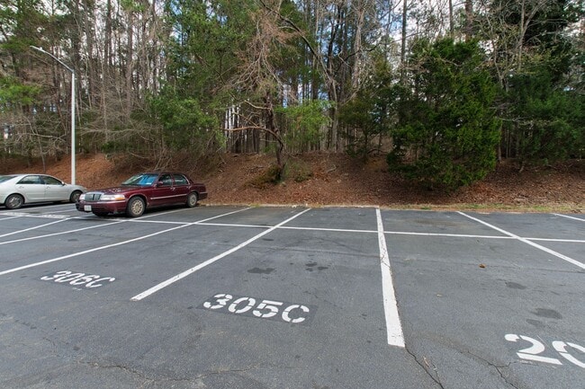 Building Photo - Charming 2BR Bolinwood Condo in Prime Chapel Hill Location!