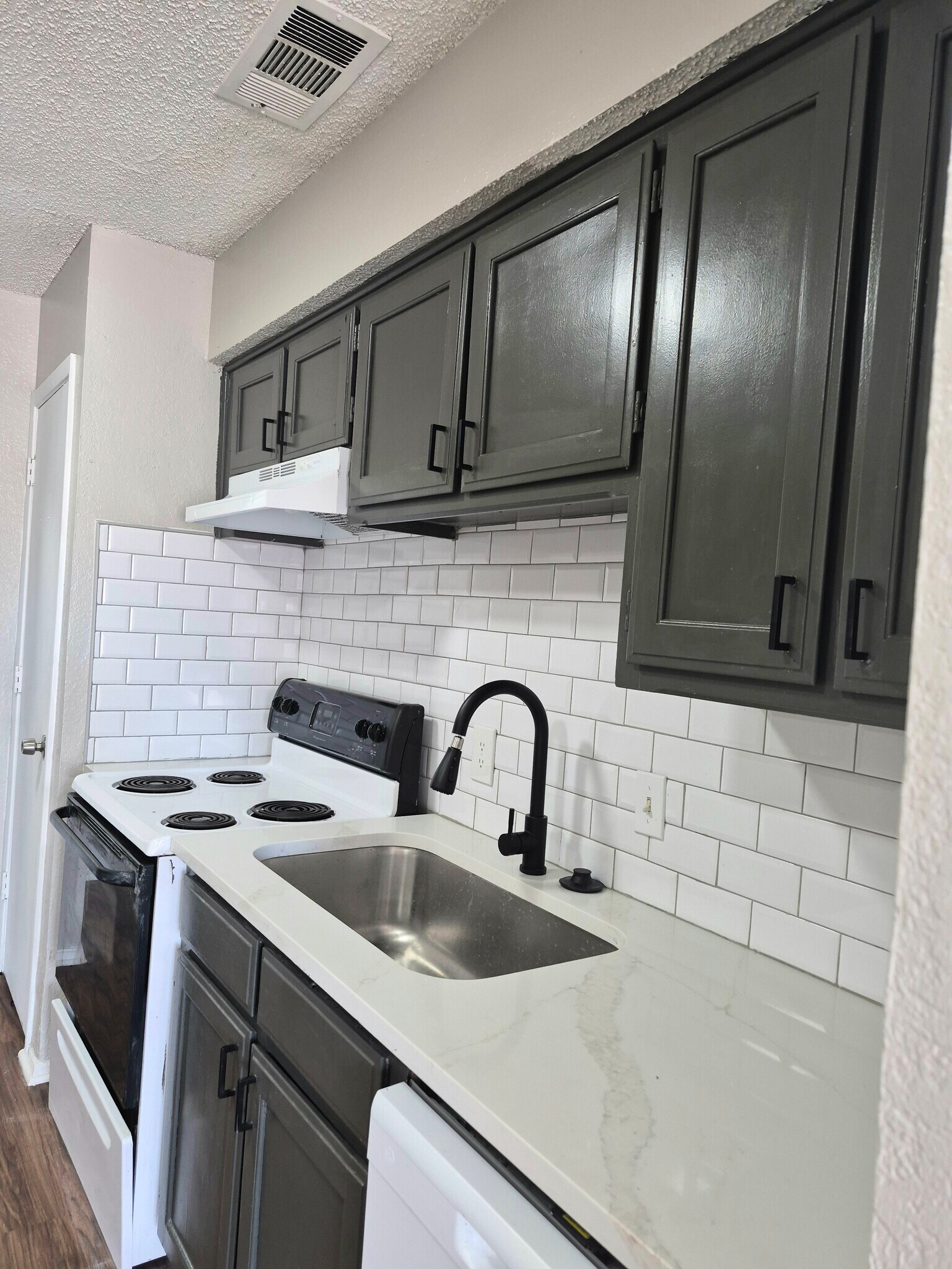 Building Photo - 216 Pine Meadow Dr