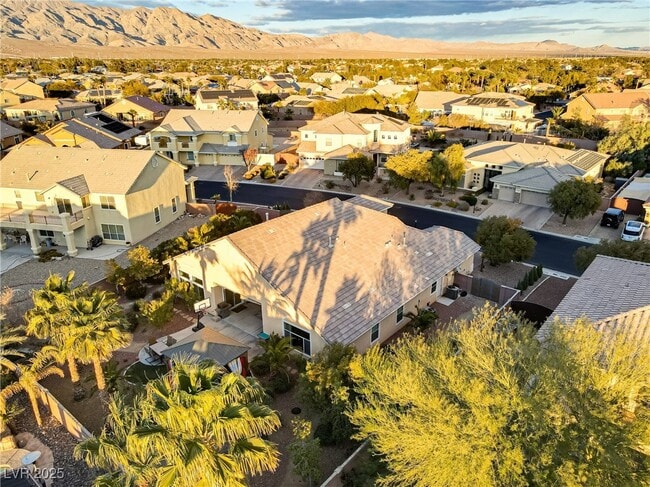 Building Photo - 7215 N Buttons Ridge Dr