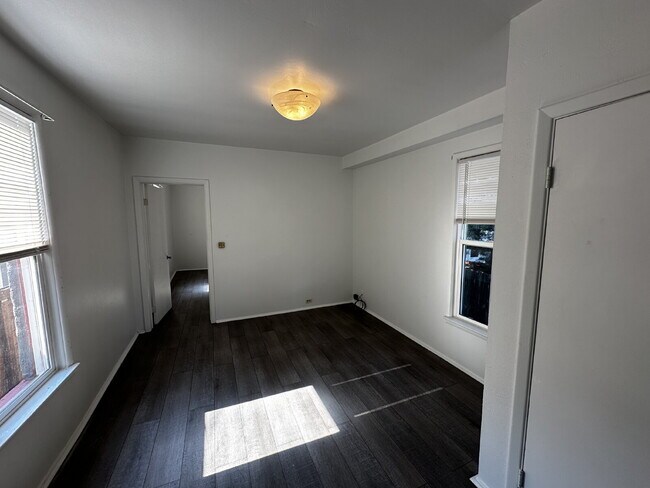 Building Photo - "Charming 1-Bed Oasis in Denver's Heart – Cozy Comforts!"