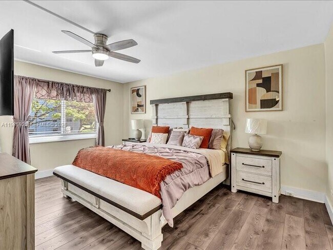 Building Photo - 12500 SW 5th Ct