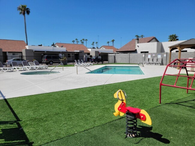 Building Photo - 2 bed 2 bath Townhome in Central Phoenix!! Gated and Pool!
