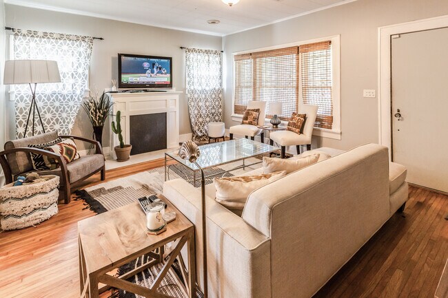 Building Photo - 1124 S Newport Ave