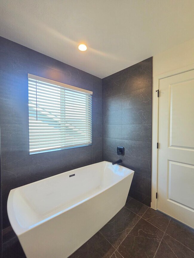 Building Photo - $2,500 - 4 Bed / 2.5 Stunning Home in Five Mile Prairie Neighborhood