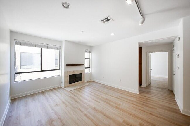 Building Photo - 6938 Laurel Canyon Blvd