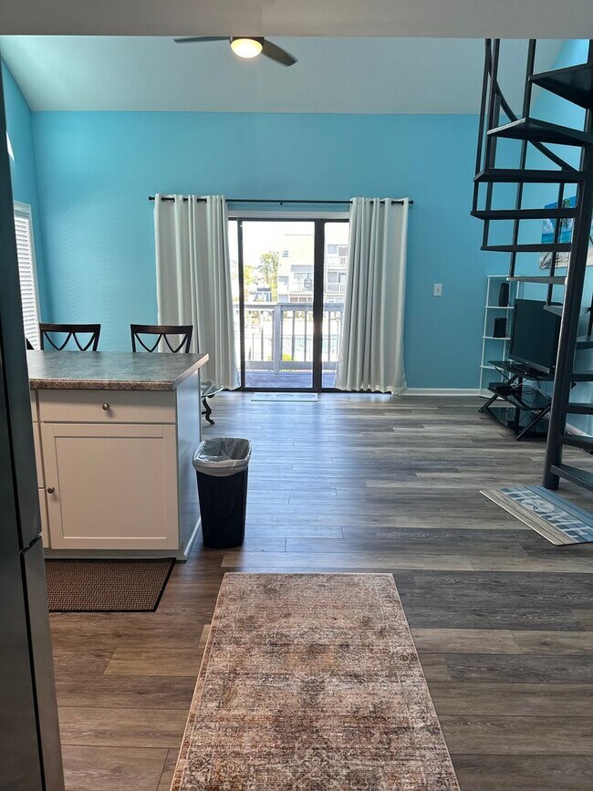 Building Photo - Fully furnished condo minutes from the beach!