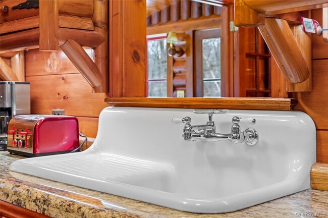 Building Photo - 6 Alpine Rd