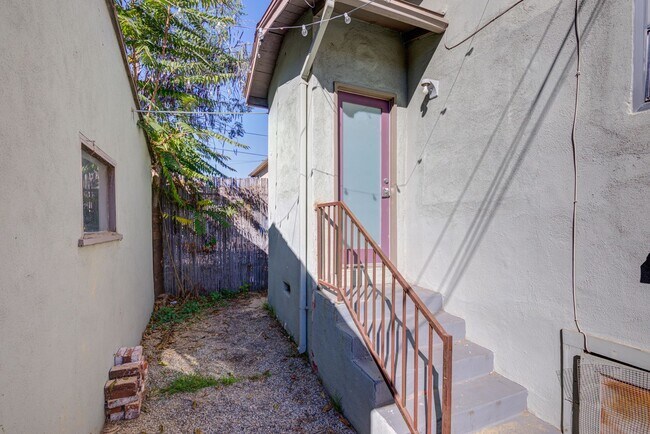 Building Photo - 3216 Bellevue Ave