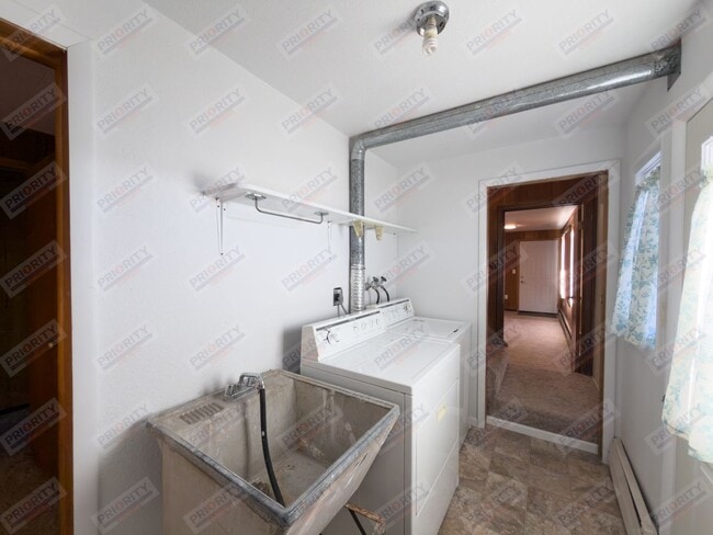 Building Photo - Large 4 bedroom, 2.5 bath downtown home