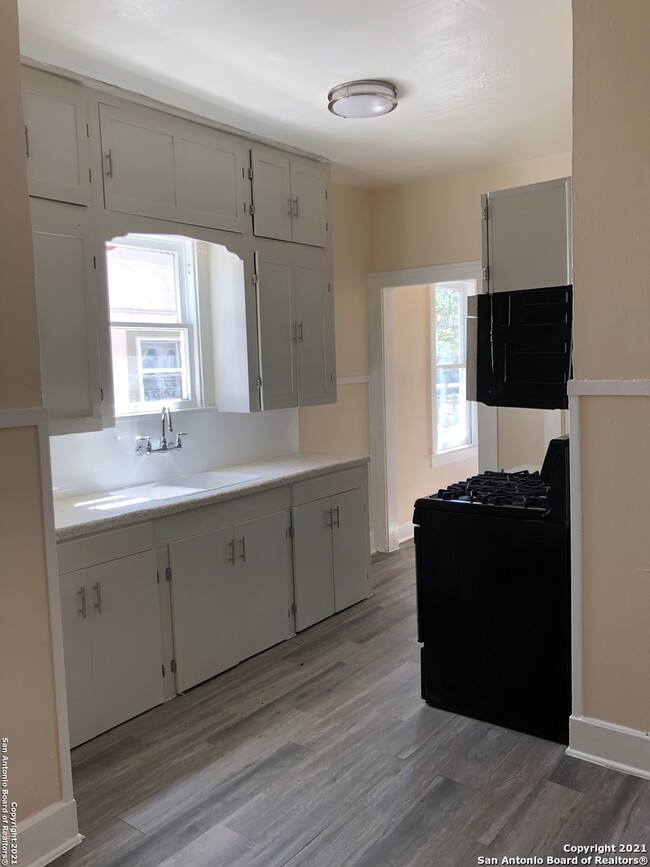 Building Photo - 411 Canton-