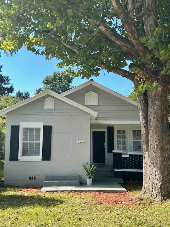 Building Photo - Large 3BR/1BA Near Downtown Savannah Home ...