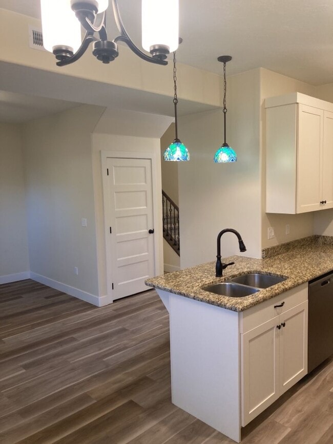 Building Photo - Move-In Discount! 2 Bedroom + Den/Office 2...