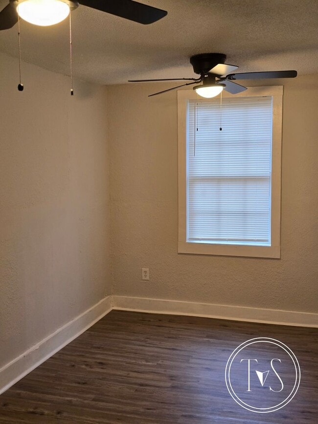 Building Photo - Move-in ready NOW!