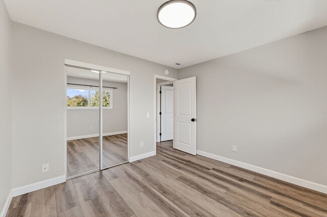 Building Photo - Charming 3-Bedroom Condo in Creekside Village – Prime Location!