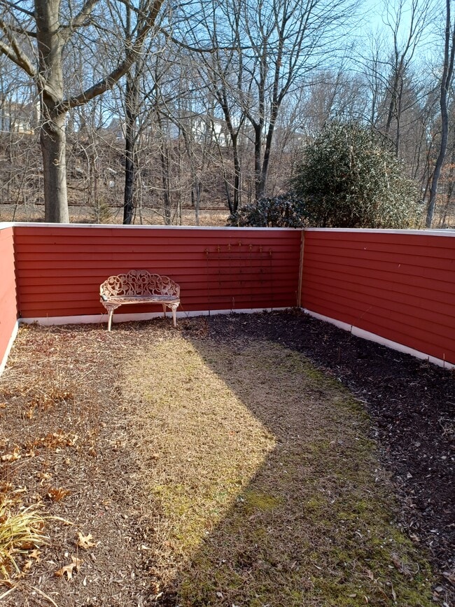 Privat courtyard - 55 Oil Mill Rd