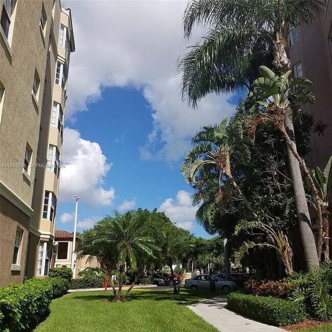 Building Photo - 19999 E Country Club Dr