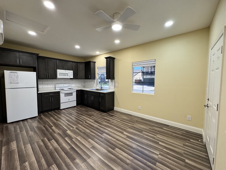 Living area / Kitchen - 3773 Northern Oak Dr