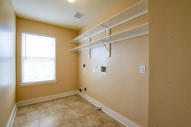 Building Photo - 5830 Silver Oak