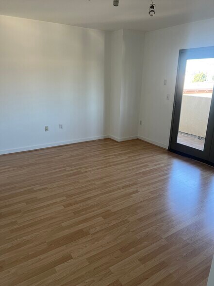 Building Photo - 425 28th St