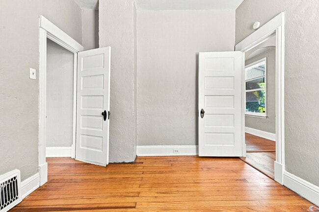 Building Photo - $2,845.95, 3 bed, 1 bath, located in Denver with New Appliances