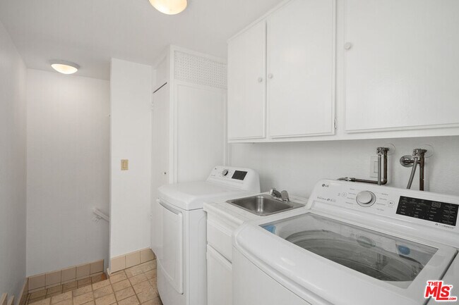 Building Photo - 839 S Holt Ave