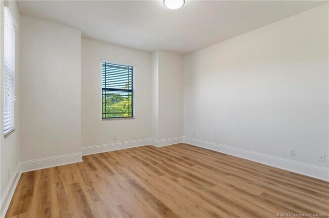 Building Photo - 255 Calmo Cir