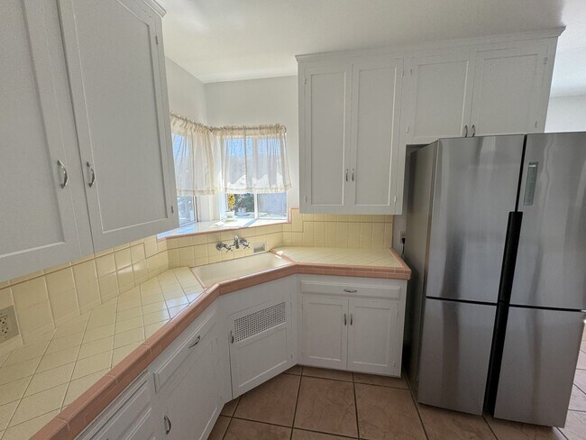 Building Photo - POINT LOMA HOME 4br-2.0 baths located on l...