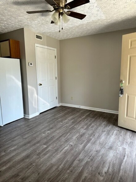 Building Photo - 216 Colonial Heights Rd