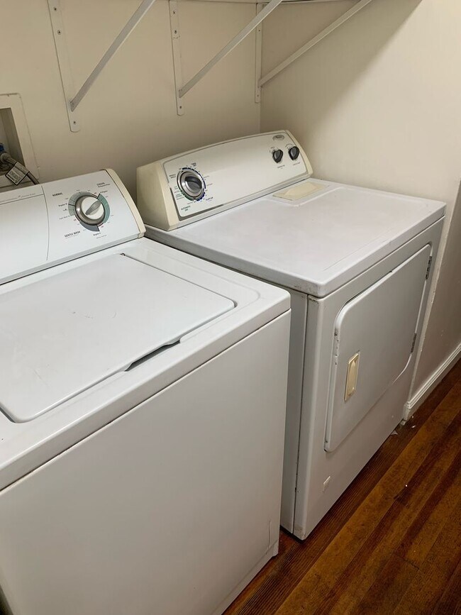 Building Photo - 1/2 Off First Month's Rent, 2Bdrm, 1Bath, ...