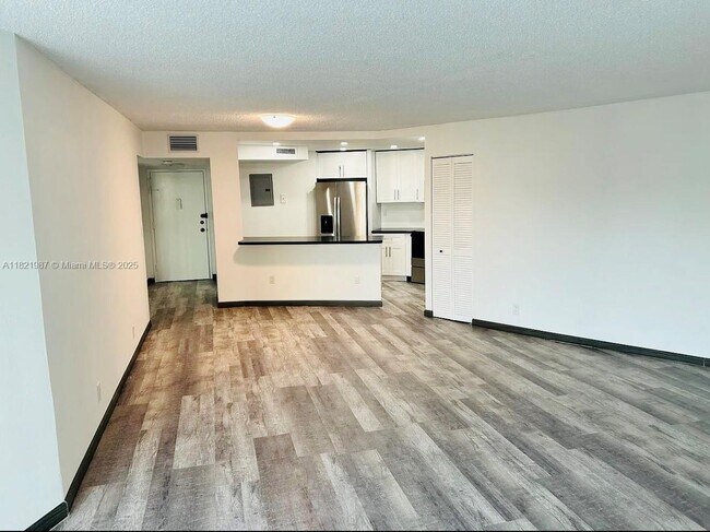 Building Photo - 800 Parkview Dr