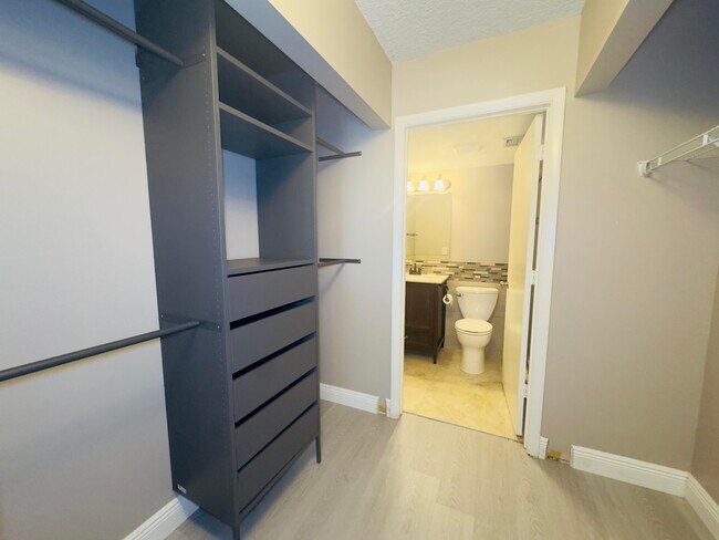 Building Photo - 13771 Oneida Dr