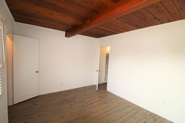 Building Photo - Quaint Santa Paula Home