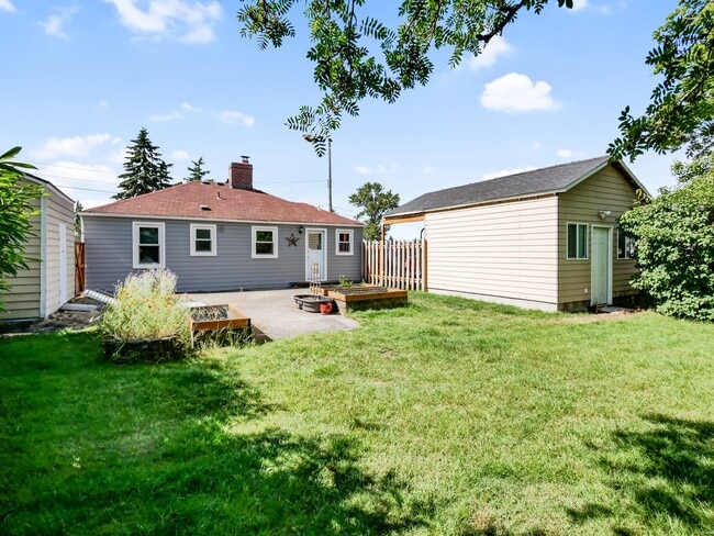 Building Photo - 2 Bed and 1 Bath Charming Single-Family Ho...
