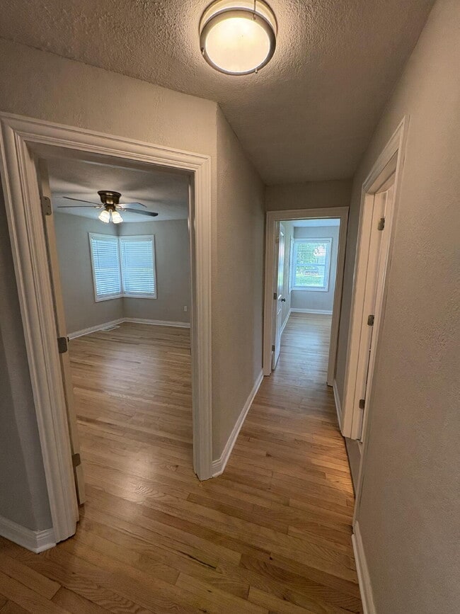 Building Photo - 3 bed, 2 bath House for Rent!