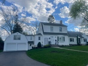 Building Photo - 3 Lakeview Dr