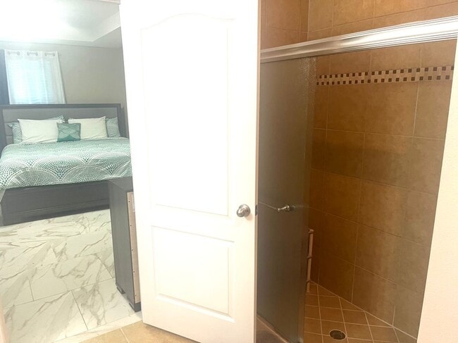 Building Photo - 701 SW McComb Ave