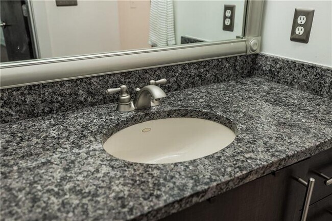 Building Photo - 1221 Caroline St NE